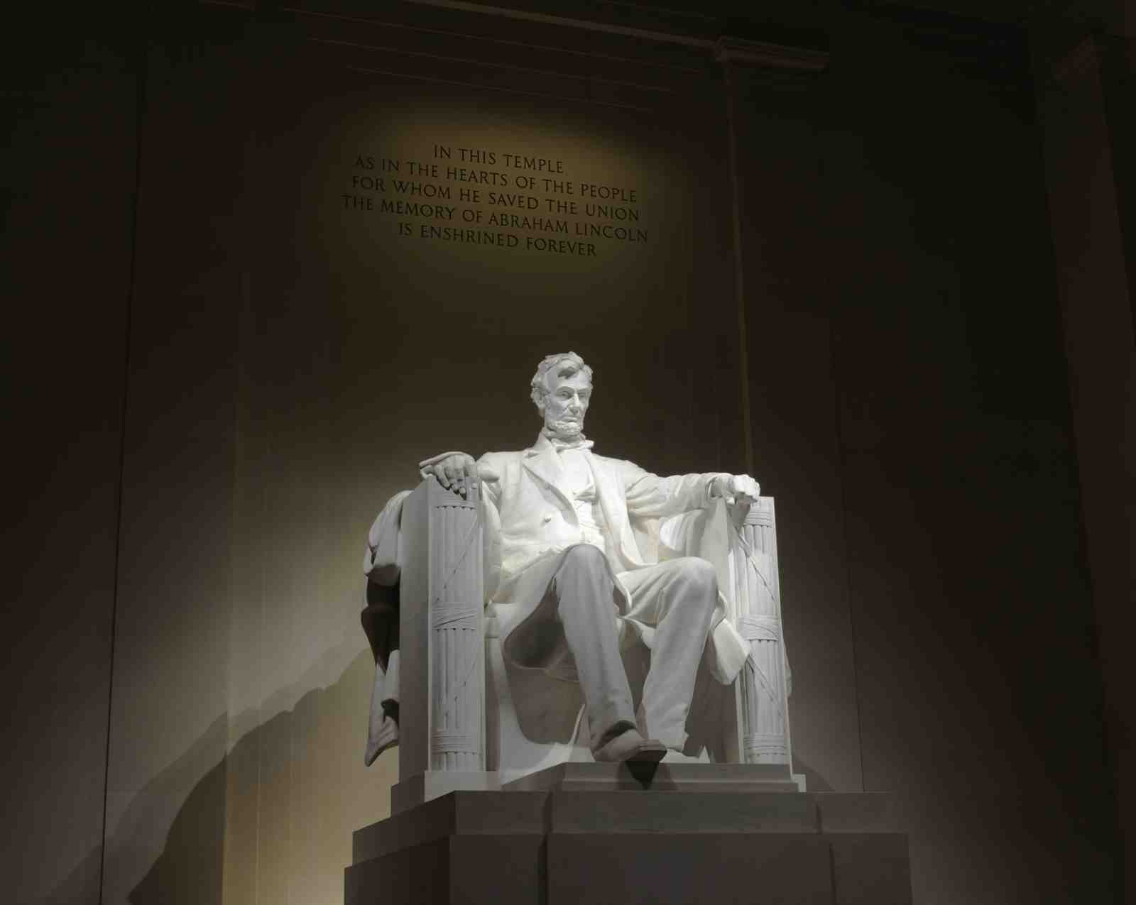 Iconic Lincoln Memorial Statue Wall Art