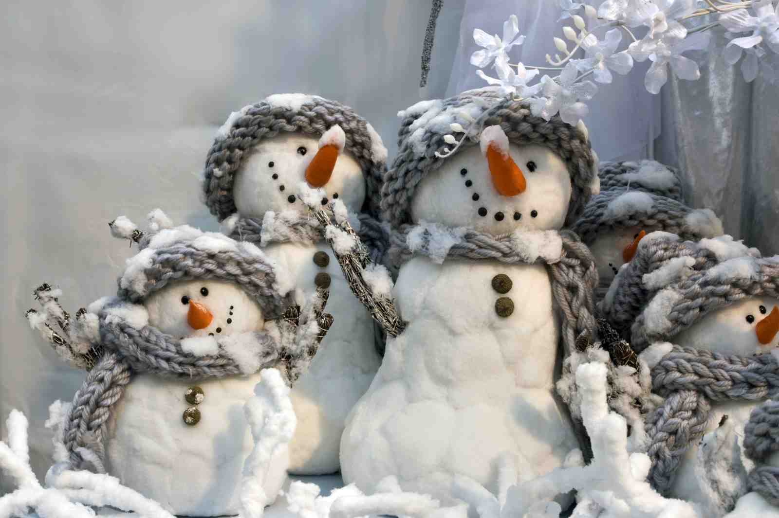 Cozy Snowman Family Winter Scene Wall Art