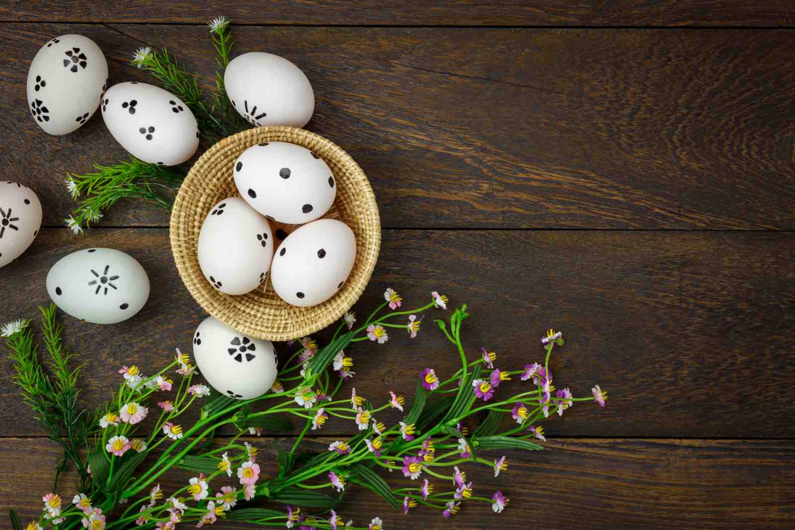 Charming Easter Eggs & Flowers Wall Art
